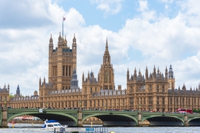 泰晤士河畔桥建筑摄影图片